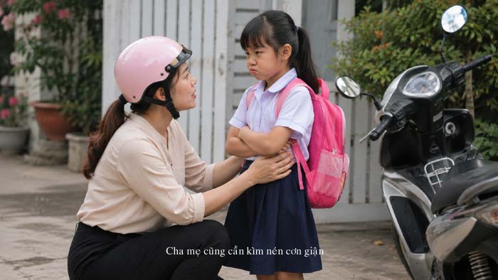 Hình ảnh trẻ giận dỗi khong chịu đi học